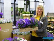 Annie Agger z duńskiej firmy Butterfly Garden prezentuje przygotowane do handlu dzwonki w celulozowych doniczkach umieszczonych w tekturowej palecie z napisem "Wszystko naturalne"_Annie Agger z duńskiej firmy Butterfly Garden prezentuje przygotowane do handlu dzwonki w celulozowych doniczkach umieszczonych w tekturowej palecie z napisem "Wszystko naturalne"_IPM Essen 2019