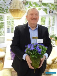 Jorgen Andersen, właścieiel duńskiej firmy Gartneriet Thoruplund prezentuje jej hodowli dzwonek 'Midnight Blue Ocean' IPM Essen 2019