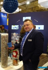 Gabriel Staniecki z firmy Poppelmann TEKU prezentuje doniczki produkowane z materiału z recyklingu_IPM Essen 2019