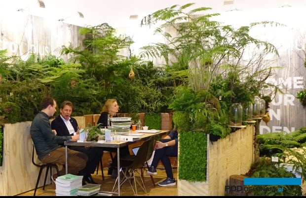 Podczas targów IPM Essen 2019 można się było m.in. przekonać, że rośnie znaczenie "zielonych" roślin do ozdoby wnętrz (tu: stoisko firmy Vitro Plus), fot. A. Cecot