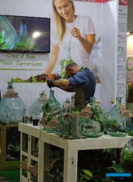 Na stoisku firmy Bavicchi pokazywano, jak wykonuje się "ogródek" w szklanym naczyniu_Plant-Terrarium_Myplant-and-Garden 2019