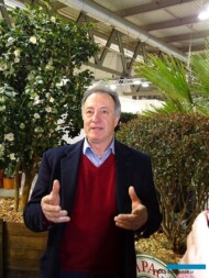 Paolo Zacchera, właściciel firmy Campagnia del Lago Maggiore (z lewej 25-letni, kwitnący okaz kamelii japońskiej)_Myplant and Garden 2019