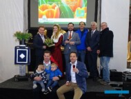 Otwarcie TTE 2019 w firmie P. Aker (na fot. właściciele Peter Aker - 2. z prawej i jego syn Jan z dziećmi, wraz z zaproszonymi prezenterami i mówcami - w środku burmistrz M. Pijl; 1. z prawej siedzi – prowadzący uroczystość Jurgen Hoogland, dyrektor firmy