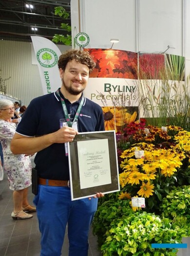Aleksander Michalik z firmy Vitroflora, której żółtolistną dąbrówkę ‘Gold Chang’ (u dołu) wyróżniono srebrnym medalem