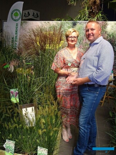 Małgorzata i Artur Majowie i nagrodzony brązowym medalem oraz Wyróżnieniem Dziennikarzy 2019 miskant chiński ‘Boucle’