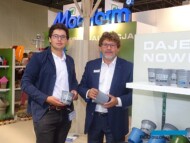 Zielen to Zycie 2019_Krzysztof Banaś z synem prezentują szare doniczki z recyklingu, które Modiform po raz pierwszy zaprezentował w sierpniu br.