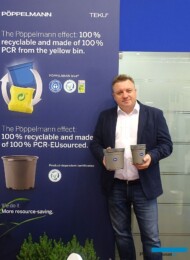 Grzegorz Staniecki z firmy Pöppelmann pokazuje również proekologiczne doniczki z serii TEKU, barwy beżowej ("taupe")