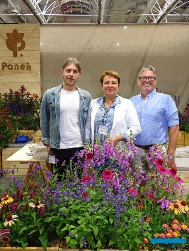 Przemysław, Anna i Dariusz Panek na swoim stoisku, na którym zaprezentowali m.in. nagrodzoną brązowym medalem w Konkursie Roślin - Nowości niebiesko kwitnącą kocimiętkę Neptune