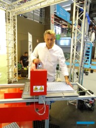 Arnaud Jolly prezentuje prosty siewnik z firmy Mosa_Salon du Vegetal 2019