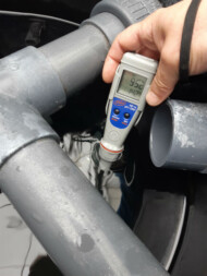 Urządzenie do pomiaru ORP (Redox) wody. W przypadku dezynfekcji szokowej ORP na wejściu powinien wynosić minimum 850-900 mV