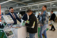Paweł Skrzynecki (Bayer) podczas rozmowy z klientami