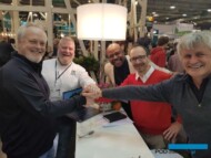 Podczas IPM grupa Prowen Winners (1. z prawej jej polski przedstawiciel Jerzy Starzyński, 2. z prawej prezes PWEU Thomas Psenner) podpisała umowę z amerykańskim przedsiębiorstwem Caladium Classics (od lewej: Richard Hollander – hodowca i właściciel firmy Abbot Ipco Inc., Chad Harrison oraz Nelson Darden – menedżerowie ds. sprzedaży)_IPM Essen 2020