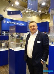 Gabriel Staniecki na stoisku przedsiębiorstwa Pöppelmann_IPM Essen 2020