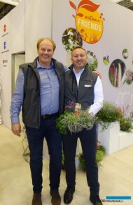 Torsten Mundus z firmy Selecta one oraz Beniamin Pudelko prezentują zestawy bylin pod nazwą Autumn Friends_IPM Essen 2020
