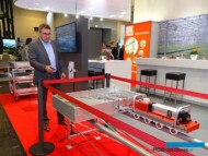 Andrzej Fabisiak prezentuje na stoisku firmy Otte zasadę działania urządzenia Emma 2.0_IPM Essen 2020