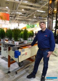 Przemo Wrześniewski na stoisku firmy Javo, która prezentowała m.in. stoły buforowe_IPM Essen 2020