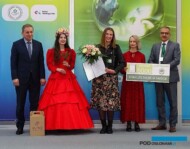 Pierwszą nagrodę w konkursie „Zieleń w mieście” wręczyli: prezydent Kutna Z. Wdowiak (1. z lewej), dyr. targów Gardenia P. Maniecka (4. z lewej) i prezes OSTO M. Dąbrowski (z prawej)_Gardenia 2020