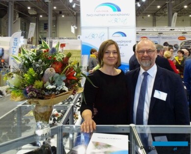 Katarzyna i Ryszard Łukowicz - gospodarze uroczystości z okazji 30-lecia firmy Adviser (z lewej urodzinowy bukiet od naszej redakcji wykonany przez Gretę Dziubek z kwiaciarni Floristica w Krakowie)