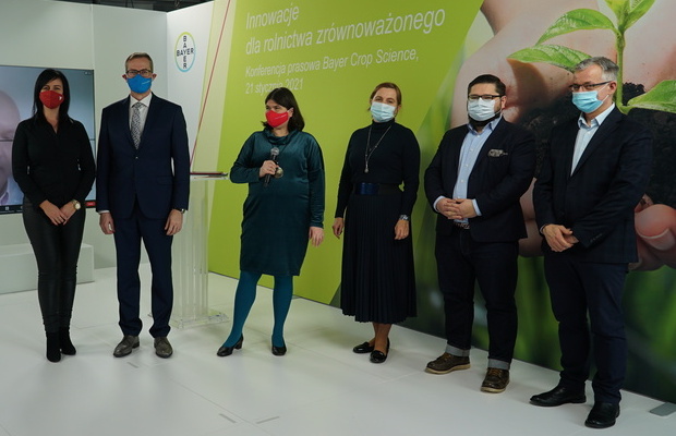 Pracownicy firmy Bayer Crop Science podczas internetowej konferencji prasowej poświęconej nowym strategiom i nowym produktom firmy