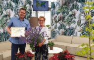 Tieme van den Haak (Plantipp) odebrał z rąk prezes KVBC Helmy van der Louw certyfikat poświadczający nagrodę dla najlepszej nowości, którą podczas finału KVBC Spring Challenge 2021 okazała się szałwia FEATHERS PEACOCK, fot. Plantipp
