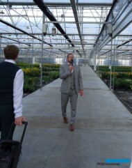 Mariusz Nowacki oprowadza gości po gospodarstwie w Dachowej