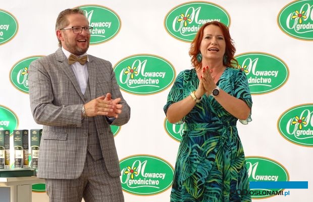 Mariusz i Beata Nowaccy podczas uroczystości, w których trakcie Ogrodnictwo Nowaccy oficjalnie zapoczątkowało działalność w swojej nowej siedzibie w Dachowie, fot. A. Cecot