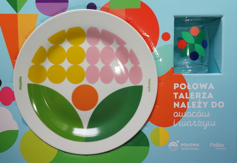 Uczestnicy spotkania otrzymali taki zestaw, przypominający o zdrowej diecie - zgodnie z zaleceniami dietatyków połowę talerza powinny zajmować warzywa i owoce.