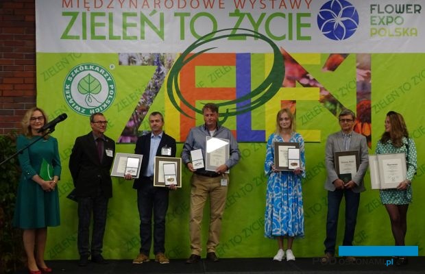 Od lewej: dyrektor wystawy Zieleń to Życie Joanna Filipczak i prezes ZSzP Wiesław Szydło oraz przedstawiciele firm nagrodzonych w Konkursie Roślin "Nowości" 2021, fot. A. Cecot
