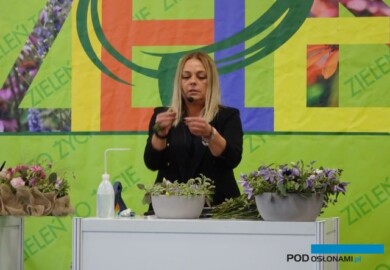 Katarzyna Sikora, mistrzyni florystyki podczas pokazu pt. „Radość spotkania”, fot. A. Cecot