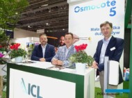 Na stoisku firmy ICL (wyróżnionym Srebrnym Wawrzynem), od lewej: Karol Szymański, Piotr Chmielowiec i Janusz Szweykowski; fot. A. Cecot.