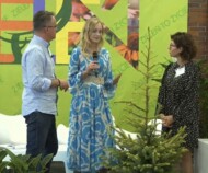 Alicja Maj (w środku) omawia zalety świerka serbskiego ‘Golden Rain’ wyróżnionego brązowym medalem w Konkursie Roślin "Nowości"