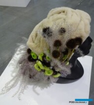 Jedna z kompozycji z Pokazu pt. Z szafy Apolonii Chałupiec_wykorzystano m.in. kwiatostany miskantu i chryzantemyPiotr Marzec_Gardenia 2021_fot. A-Cecot