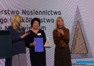 Jeden z siedmiu Złotych Akantów, które wręczały przedstawicielki Grupy MTP (z prawej dyr. Paulina Maniecka), powędrował do firmy PNOS Ożarów Mazowiecki; fot. A. Cecot