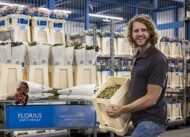 Opakowania do kwiatów Florius Flowers Paper Sleeves produkowane są m.in. z odpadów powstałych po przycinaniu pędów (kwiatów ciętych) dziurawca oraz przetacznika_Greenovation Award 2021