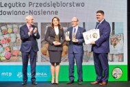 Joanna i Wiesław Legutko odebrali z rąk prof. Grzegorza Skrzypczaka (z lewej) i dyr. Jakuba Patelki (z prawej) aż 3 Złote Medale Grupy MTP_fot. MTP