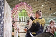 Tomasz Max Kuczyński (Międzynarodowy Instytut Florystyczny) wykonuje jedną z kompozycji podczas pokazu pt. "Różnorodność daje siłę"_Gardenia 2021_fot. MTP