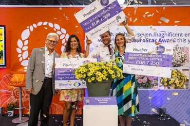 Ogłoszenie wyników konkursu o FleuroStar Award 2022/23; od lewej: Karol Pawlak i Ann Jennen (Fleuroselect), Hagen Kalläne i Marjolein Kuyucu-Lodder (Florensis), fot. Fleuroselect