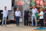 Oficjalny początek Dnia Otwartego firmy Syngenta Flowers w Łabiszynie - jej przedstawiciele (od lewej): Michał Pieleń, Bartłomiej Pierzchalski, Bożena Rozwałka, Maciej Kozłowski (Magra), Ewa Langer_fot-A-Cecot