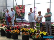 Maciej Kozłowski (Magra) i Włodzimierz Stasiak (Syngenta Flowers) oprowadzają gości po kolekcji_Dzień Otwarty SyngentaFlowers_Łabiszyn-2022_fotA-Cecot