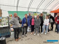 Przemysław Szatan (z lewej), gospodarz spotkania, udzielał informacji na temat uprawy