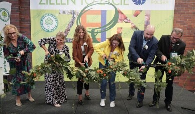 Uroczyste przecięcie girlandy – symboliczne otwarcie wystawy Zieleń to Życie 2022 (na zdjęciu od lewej: Joanna Filipczak – dyrektor wystawy, Carolien Spaans – Radca Rolny Ambasady Króelstwa Niderlandów w Polsce, Magdalena Młochowska - dyrektor koordynator ds. Zielonej Warszawy, Nina Dobrzyńska - dyrektor Departamentu Hodowli i Ochrony Roślin Ministerstwa Rolnictwa i Rozwoju Wsi, prof. dr hab. Michał Zasada – rektor Szkoły Głównej Gospodarstwa Wiejskiego w Warszawie, dr Wiesław Szydło – prezes Związku Szkółkarzy Polskich (fot. APZ)