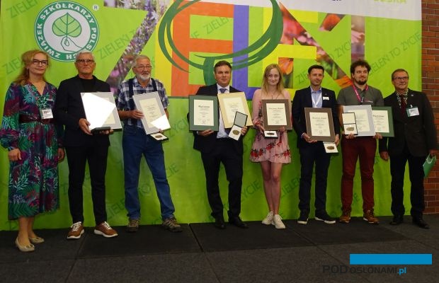 Medale w Konkursie Roślin - Nowości, rozstrzygniętym podczas wystawy Zieleń to Życie 2022 odebrali przedstawiciele 6 gospodarstw (na fot. od lewej: J. Filipczak - APZ, B. Piech, E. Pudełek, B. Szmit, A. Maj, J. Kurowski, A. Michalik - Vitroflora, W. Szydło - ZSzP), fot. A. Cecot