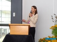 Dr Alicja Tymoszuk z PBŚ zaprezentowała odmiany chryzantem otrzymane z wykorzystaniem nanobiotechnologii, fot. A. Cecot