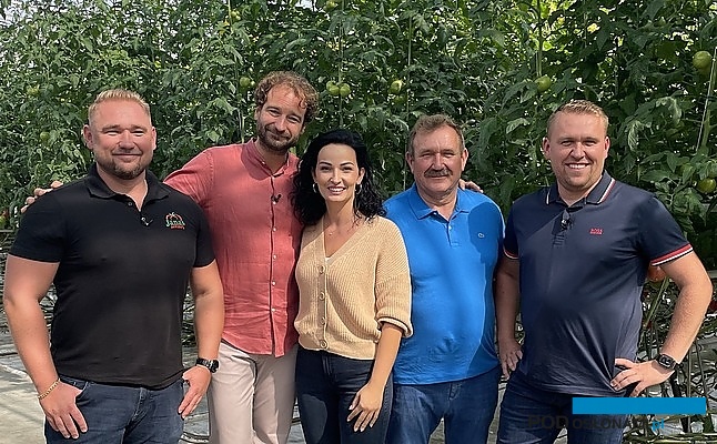Mikołaj Rey w ten weekend zaprosi na wizytę w szklarniach rodziny pp. Janasów - od lewej Sebastian i jego żona Joanna, ojciec i założyciel ogrodniczej "dynastii" Kazimierz oraz Bartłomiej