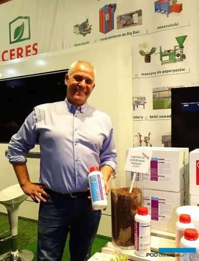 Przemysłam Kowalewski z firmy Ceres prezentuje Klozer (obok nowość: substrat do ukorzeniania „Premium”, z dodatkiem preparatu Klozer - granulowanego), fot. A. Cecot
