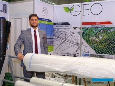Krzysztof Mojsym na ekspozycji firmy GEO Polska prezentuje nowe rodzaje folii z oferty tego przedsiębiorstwa