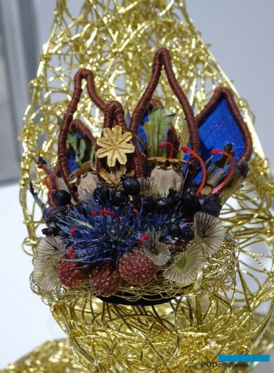 II miejsce w kategorii Bizuteria floralna_KatarzynaErnstGorska_KwiatamiTkane_Konkurs dla Kwiaciarn -2022_fot. A-Cecot