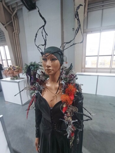 Wyróżnienie w kategorii "Biżuteria floralna"_praca Agnieszki Grześ z Kwiaciarni „FloraGrafik”_Konkurs dla Kwiaciarn -2022_fot. Luiza Dawidowicz / SITO Poznań