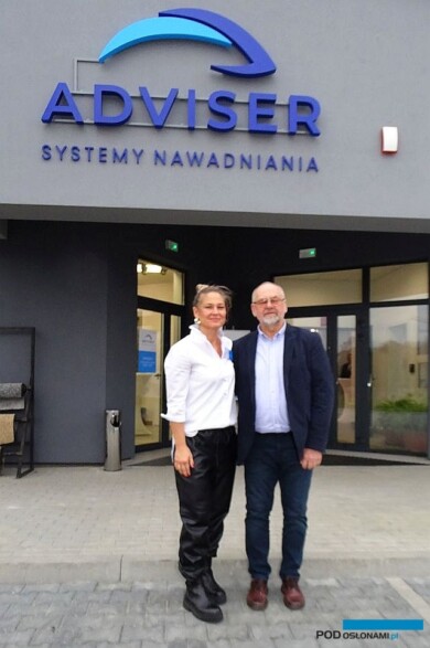 Katarzyna Łukowicz i Ryszard Łukowicz przed nową siedzibą firmy PHU Adviser, 17 listopada 2022 r. (fot. A. Cecot)