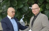 Prof. dr hab. Tomasz Twardowski (z lewej) oraz dr Jakub Baranek - laureat nagrody AgroBioTop 2022